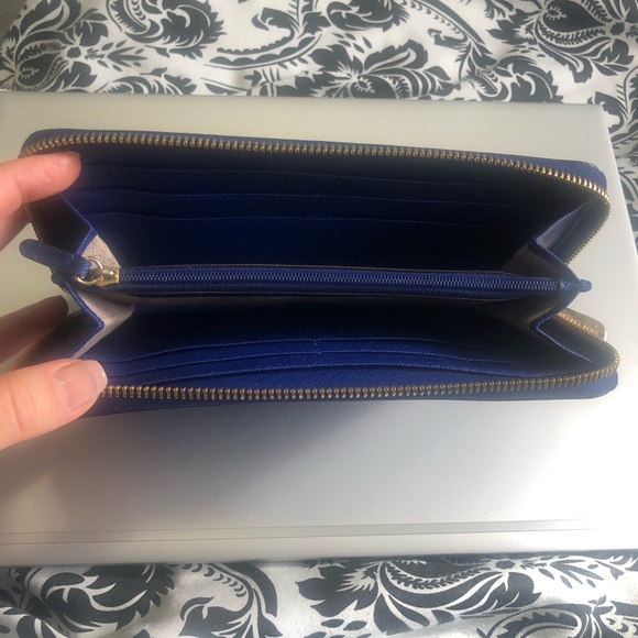 ✨Host Pick✨Michael Kors Wallet - Picture 3 of 3